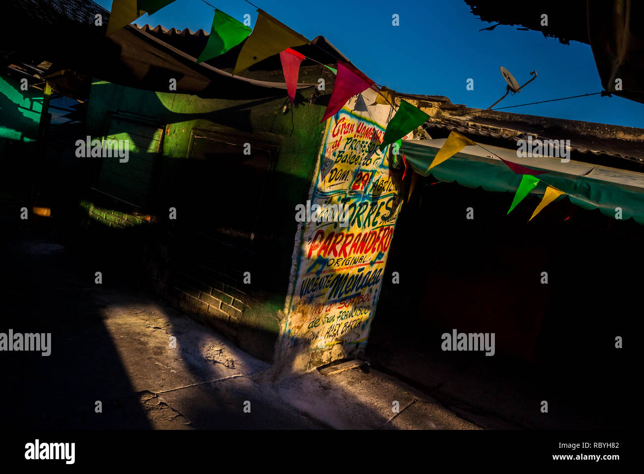 Eine Musik Partei Propaganda, durch die Runner die kollektive geschaffen wurde, ist an der Wand in Bazurto Markt in Cartagena, Kolumbien, lackiert. Stockfoto
