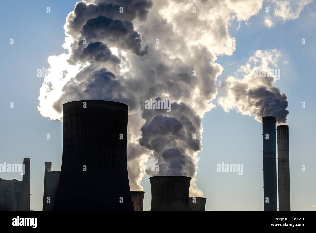 RWE-Kraftwerk Niederaußem, Braunkohle befeuerte Kraftwerk der RWE ...
