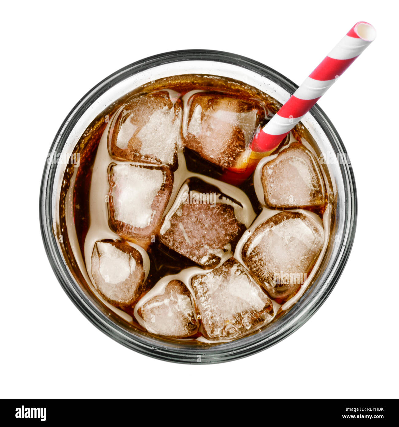 Cola mit Eis und Trinkhalm, auf weißem Hintergrund. Frische softdrink mit Eiswürfel oder Crushed Ice. Top View oder hohen Winkel schoß. Stockfoto