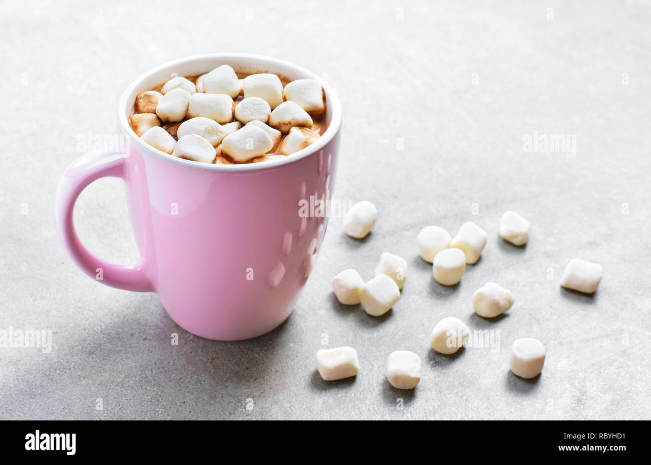 Heiße Schokolade oder Kakao trinken in eine Tasse oder Becher. Blick von oben auf die heiße Schokolade mit Marshmallows auf einem Stein. Stockfoto