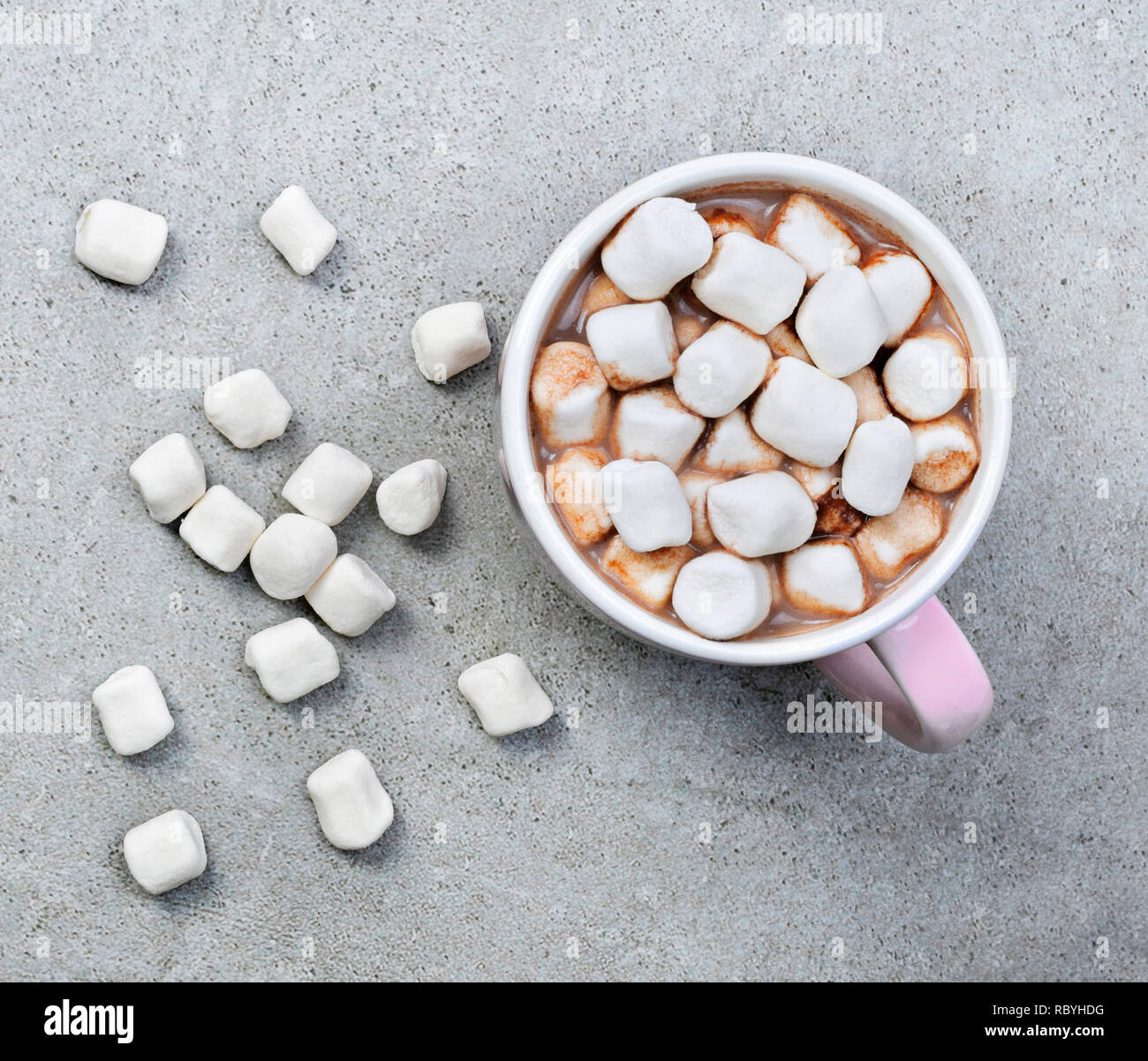 Heiße Schokolade oder Kakao trinken in eine Tasse oder Becher. Blick von oben auf die heiße Schokolade mit Marshmallows auf einem Stein. Stockfoto