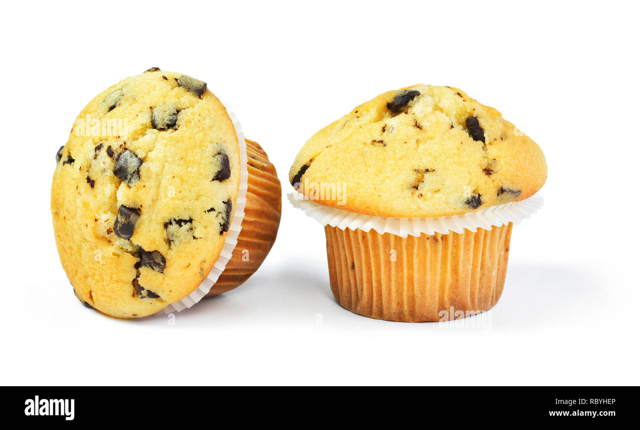 Leckere vanille Muffins mit Schokolade, auf weißem Hintergrund. Muffins mit Papier, süße Speisen oder das ungesunde Essen Thema. Stockfoto