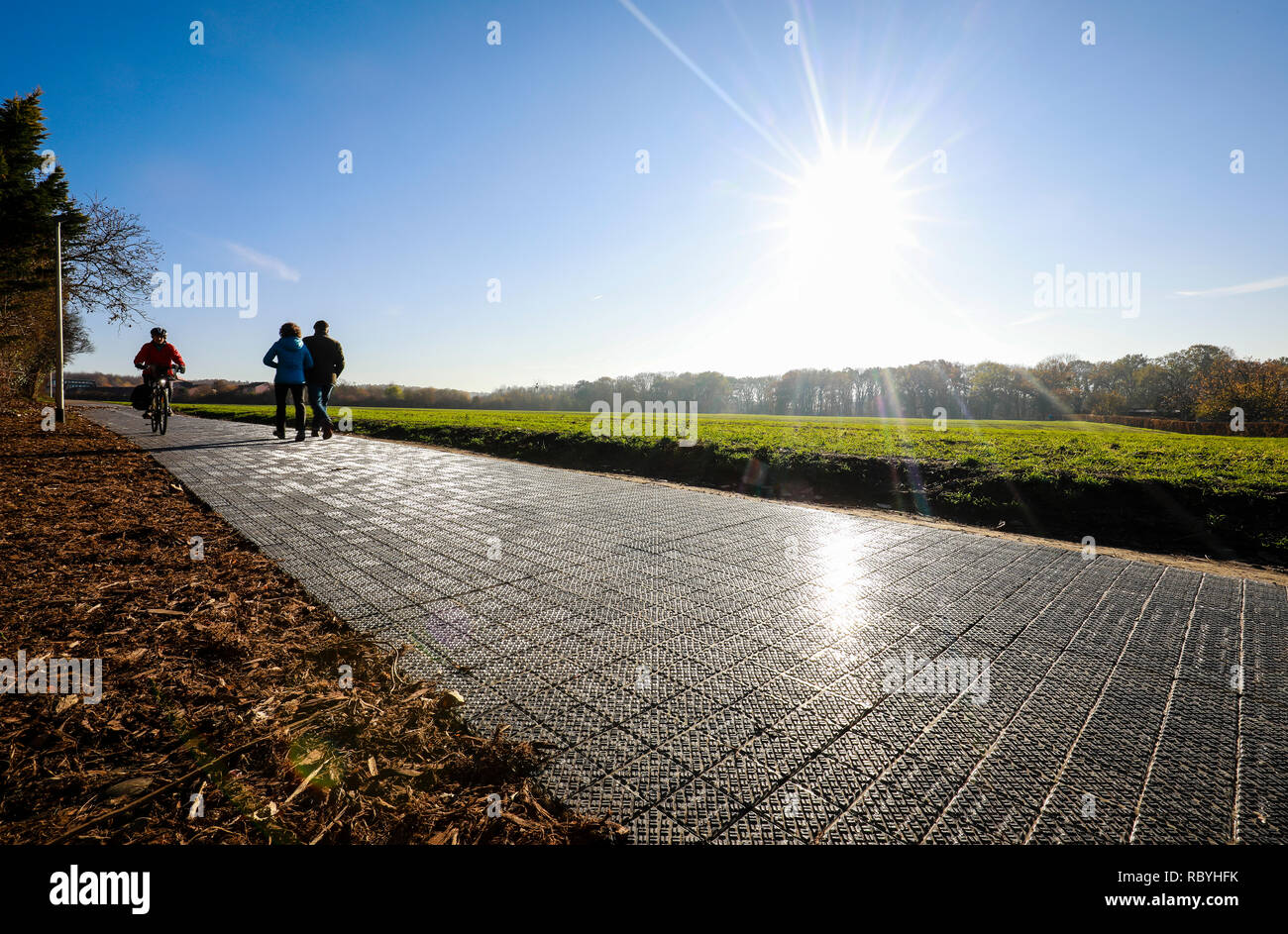 Deutschlands erste Solarenergie Radweg, der 90 Meter langen Teststrecke von Start-up-Solmove voraussichtlich rund 16.000 Kilowattstunden ele zu liefern Stockfoto