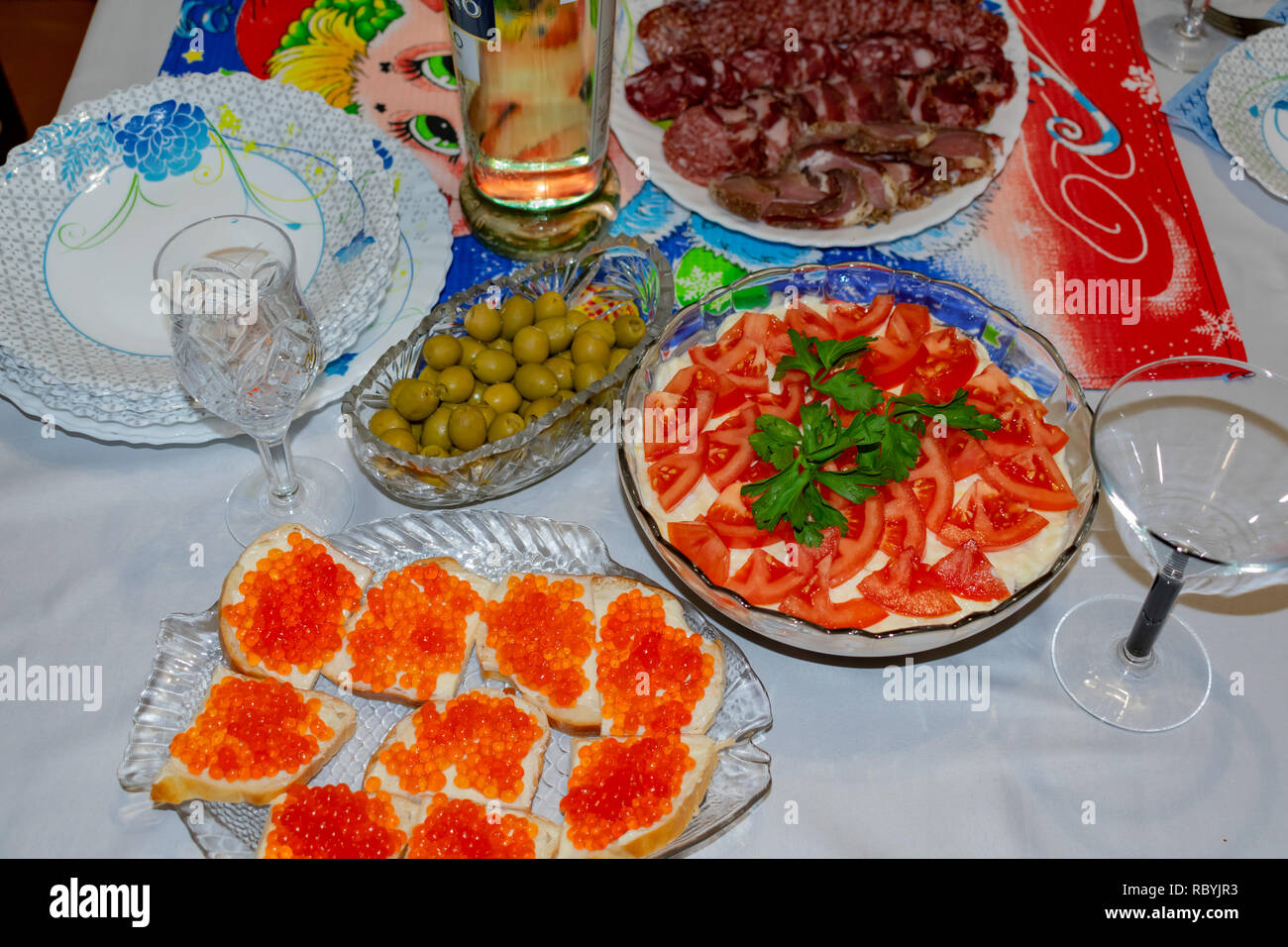 Roter Kaviar und Petersilie Sandwiches auf dem Tisch des Neuen Jahres für einen Snack Stockfoto