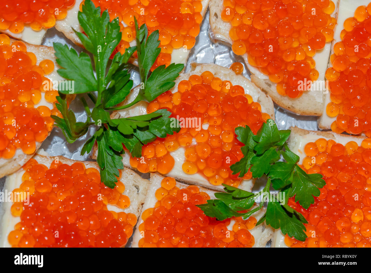 Roter Kaviar und Petersilie Sandwiches auf dem Tisch des Neuen Jahres für einen Snack Stockfoto