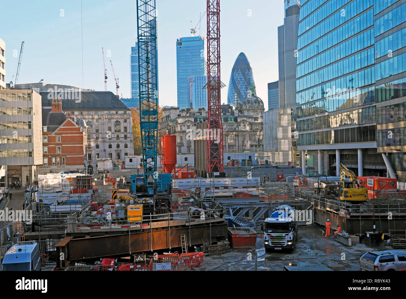 21 Moorfields Baustelle Aussicht von Moor Lane über neue Moorgate Crossrail im Dezember 2018 in der Stadt von London England UK KATHY DEWITT Stockfoto