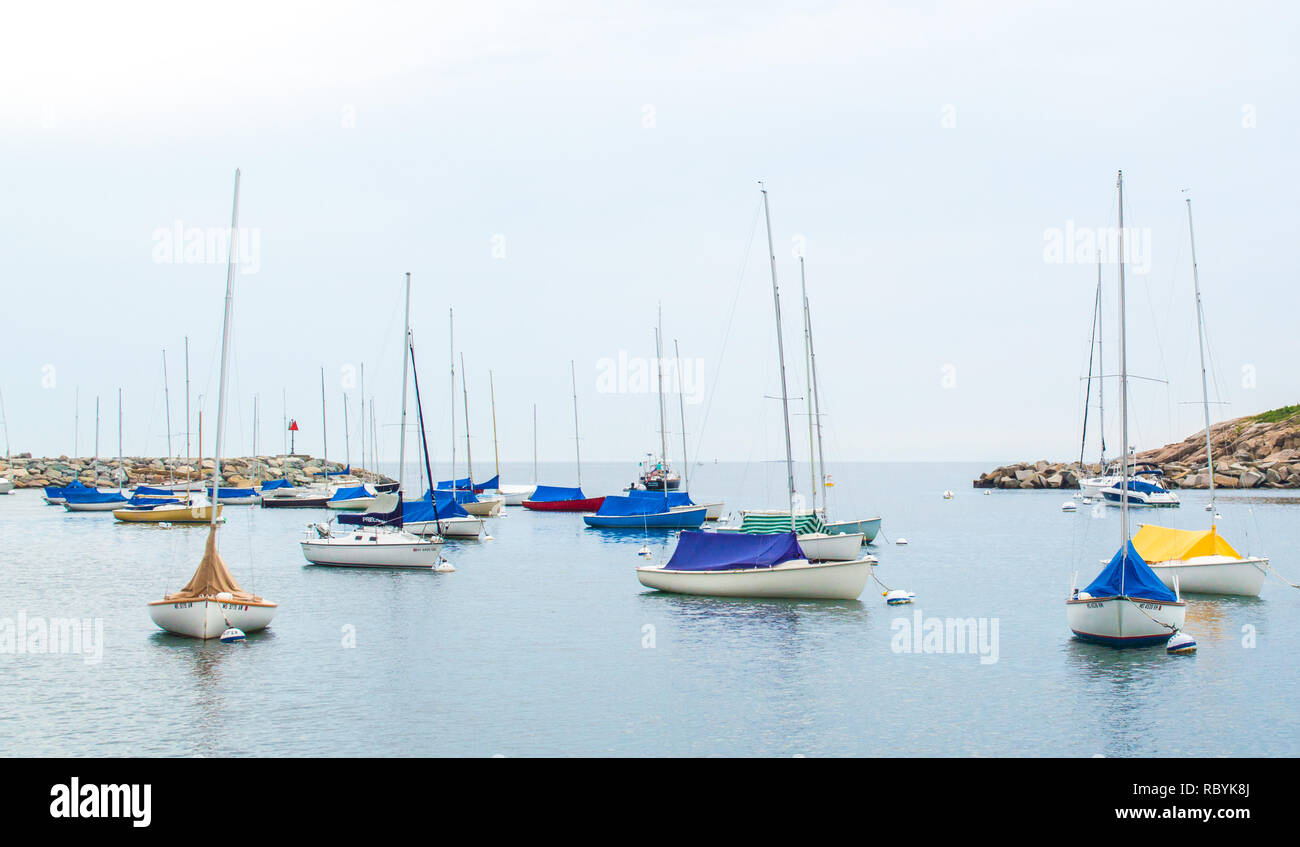 Kleine Segelboote im Hafen von Rockport, Massachusetts auf einem nebligen Sommer morgen günstig Stockfoto