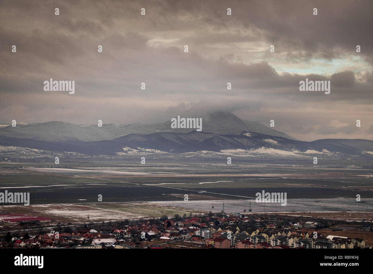 Stadt mit den Bergen als Hintergrund Stockfoto