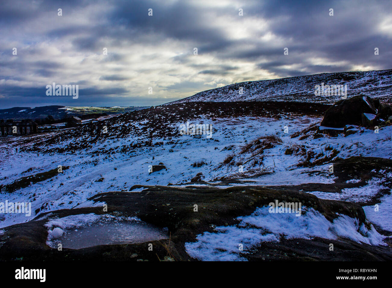 Ilkley Moor, West Yorkshire, Schnee im Winter überdacht Stockfoto