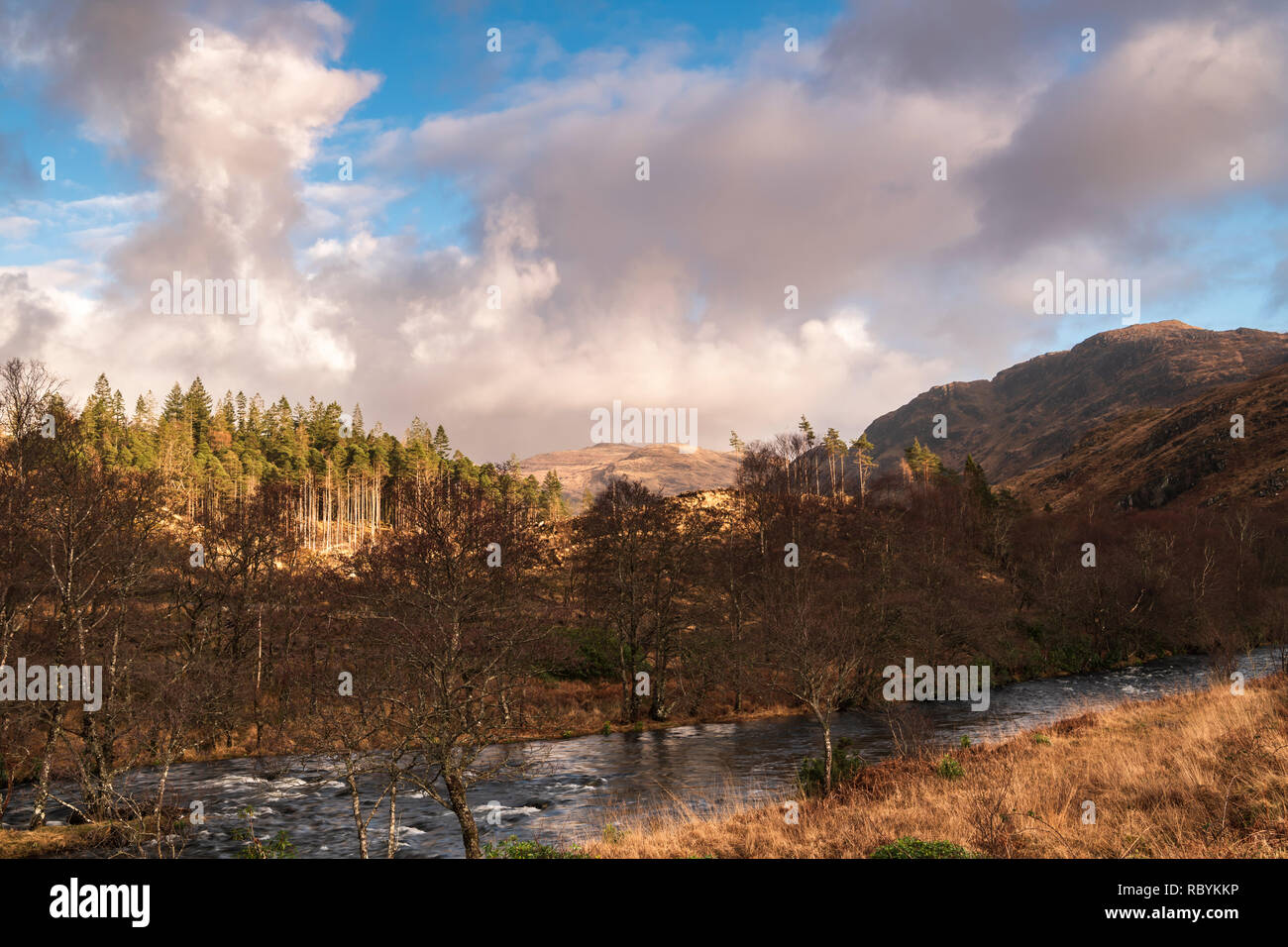 Die River Moidart durch Glen Moidart, Schottland. 28. Dezember 2018