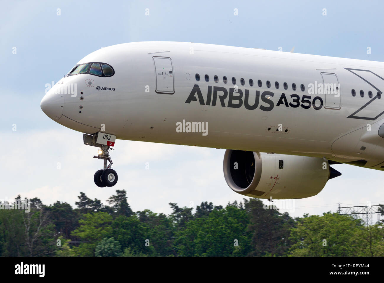 BERLIN - May 2, 2016: Airbus A350 XWB Passagierflugzeug Landung auf Berlin-Schoneveld Flughafen während der ILA Airshow Stockfoto