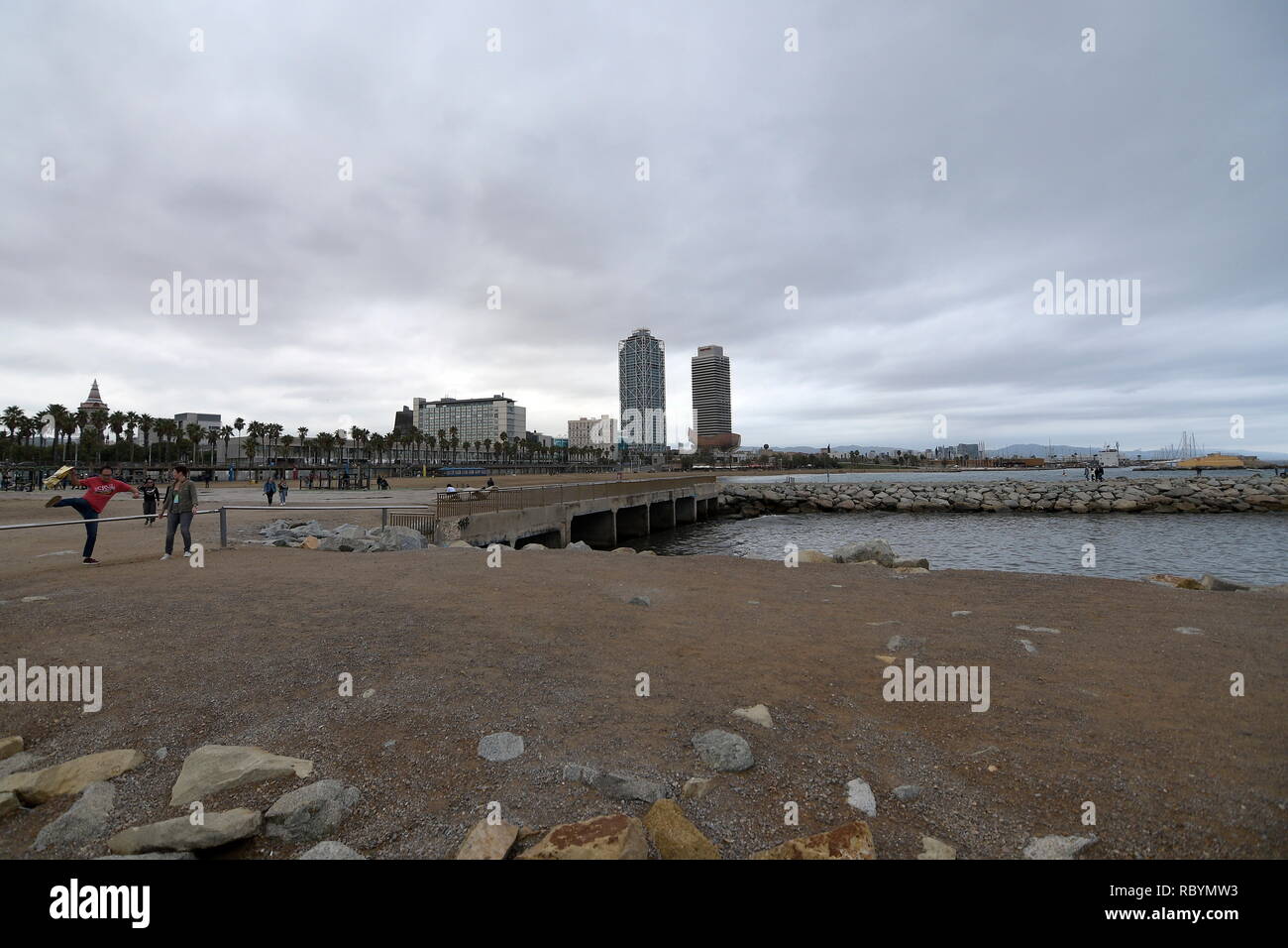 Barcelona, ​​Spain. Barcelonas künstlicher Strand ist selbst bei schlechtem Wetter ein Reiseziel Stockfoto