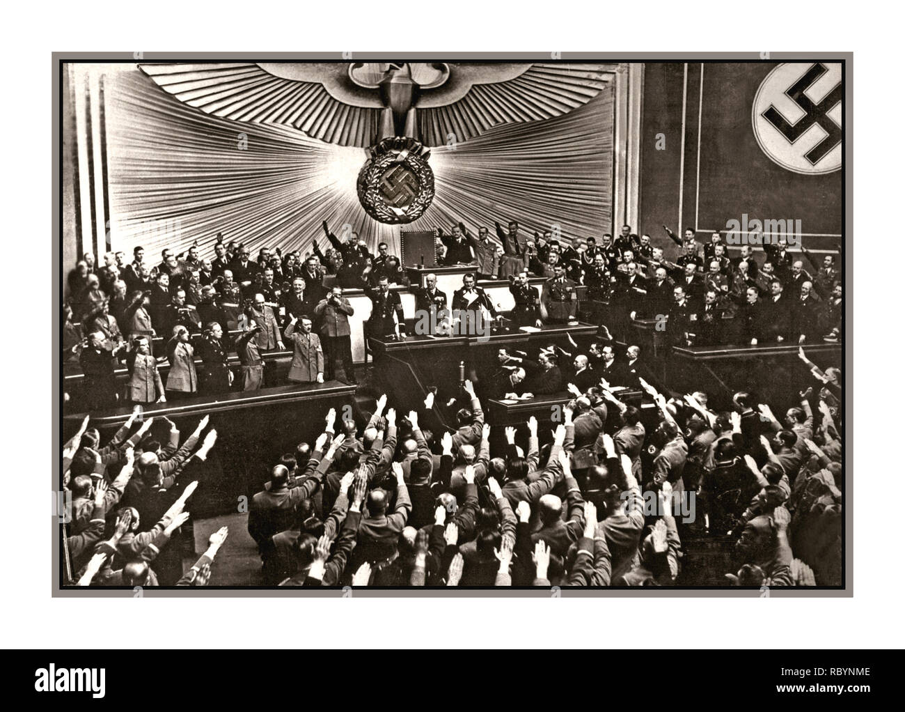 1938 Adolf Hitler einen Sturm der Beifall und Heil Hitler begrüßt vom Reichstag Abgeordnete nach der Ankündigung des "friedlichen" Besetzung/Anschluss von Österreich. Ort: Berlin, Deutschland Datum: März 1938 Stockfoto