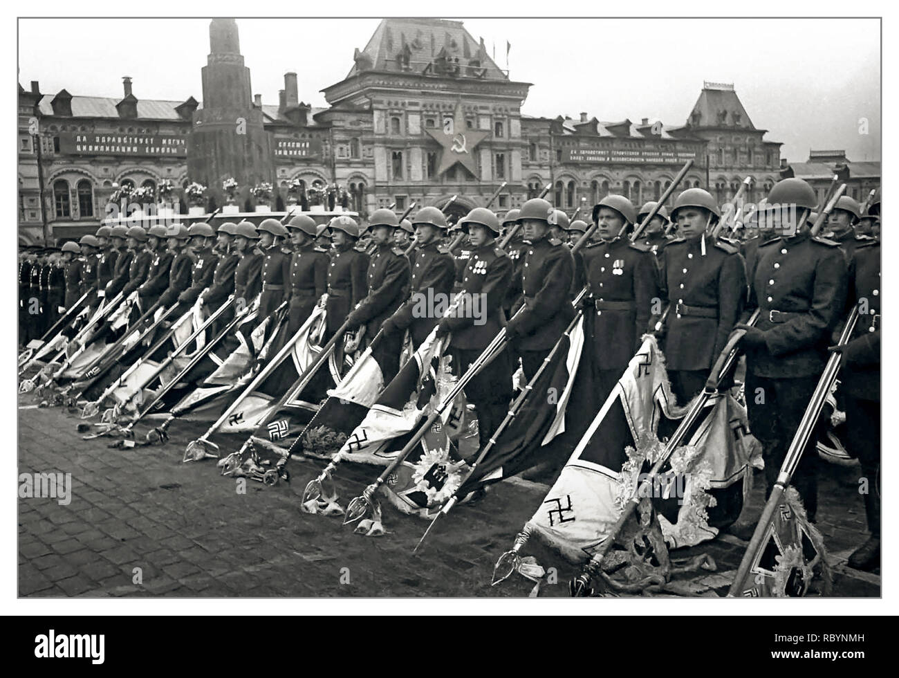 SIEGESPARADE MOSKAU Vintage Post WW2 Bild der Siegesparade auf dem Roten Platz in Moskau. Sowjetische Soldaten der Roten Armee mit besiegten Kampfbannern der Nazi-Truppen. Diese Siegesparade endete mit der Bildung sowjetischer Truppen, die 200 eroberte Kampffanner der besiegten Nazi-Armee trugen. Diese Spruchbänder wurden unter dem Spiel der Trommeln auf eine spezielle Plattform in der Nähe des Leninschen Mausoleums geworfen. Die Flagge der SS-Division „Leibstandarte SS Adolf Hitler“ wurde zuerst geworfen. Roter Platz Moskau, UdSSR Datum: Juni 1945 Stockfoto