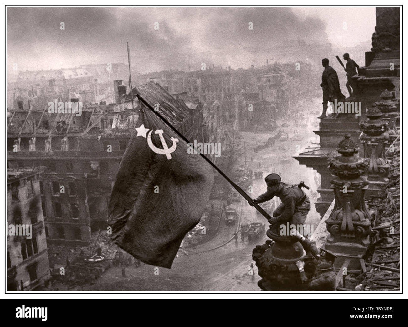 RUSSISCHE ARMEE SOWJETISCHE FLAGGE ÜBER NAZI-BERLIN REICHSTAG ZWEITEN WELTKRIEG DEUTSCHLAND. Das ikonische Bild, das während der Schlacht von Berlin am 2. Mai 1945 entstand, ist das Anheben einer russischen sowjetischen Flagge über dem Reichstag. Sie zeigt Meliton Kantaria und Michail Jegorov, die Hammer- und Sichelflagge über den Berliner Reichstag mit Berlin in Trümmern hinter sich ziehen. Deutschland WW2 Rote Armee Sowjetische Soldaten Hammer und Sichel Sowjetische Flagge Nazi-Hauptquartier Reichstag, Berlin Deutschland 1945 Stockfoto