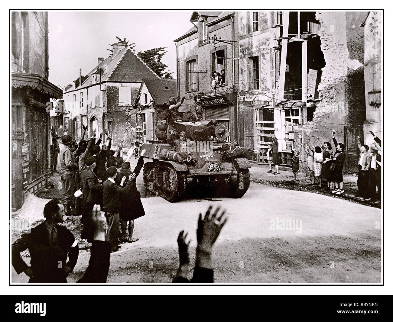 Französische BEFREIUNG WW 2 französische Panzer gepanzerte Spalte Lager Freie Französische Kreuz durch die kleinen französischen Stadt St. Mere Eglise 6 Juni 1944 Dorfbewohner enthusiasticaly Jubeln tankists der 2e Division Blindée, wie sie Sainte Mére-Eglise Frankreich 24. August 1944 ein. Stockfoto