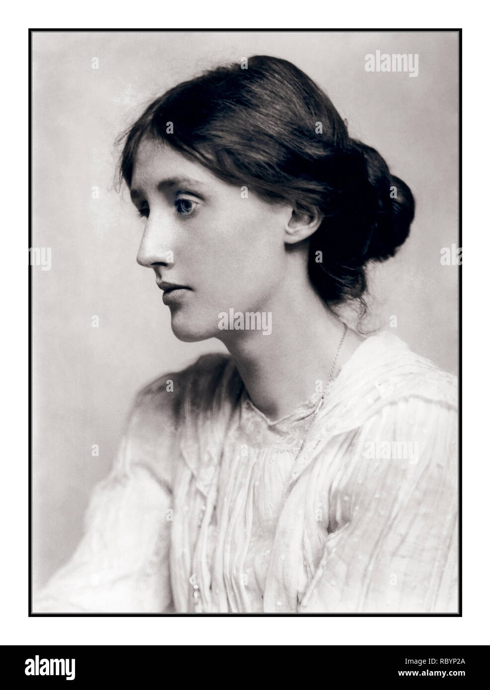 VIRGINIA WOOLF Archive B&W 1900's gemäßigtes, wehmütiges Porträt von Virginia Woolf (25. Januar 1882 – 28. März 1941), einer britischen Autorin und Feministin, mit ihrem Chignon. Stockfoto