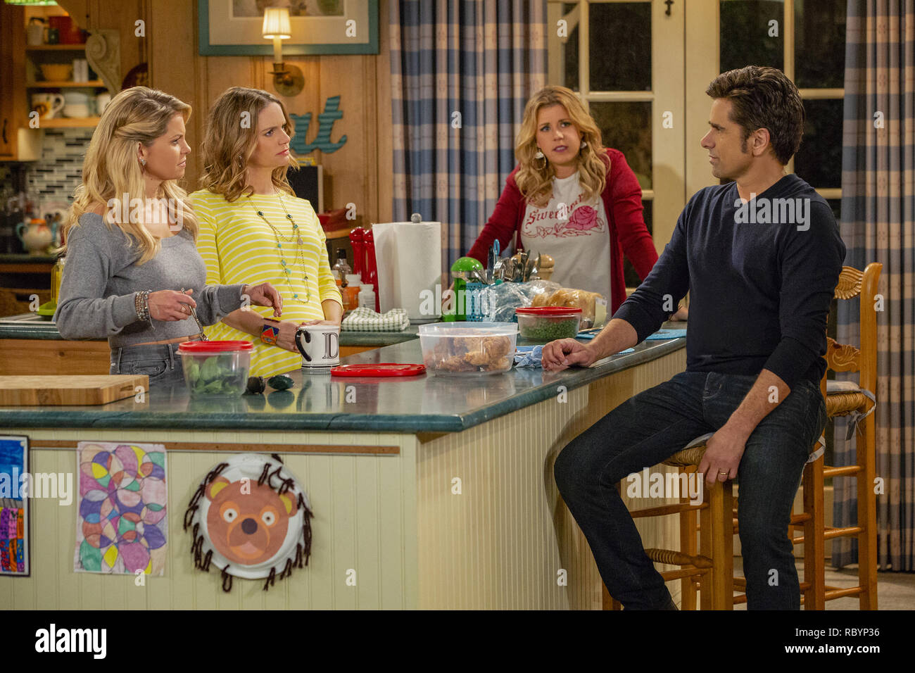 Candace Cameron Bure, Andrea Barber, Jodie Sweetin, John Stamos, "volleres Haus" Staffel 4 (2018) Quelle: Netflix / Die Hollywood Archiv Stockfoto