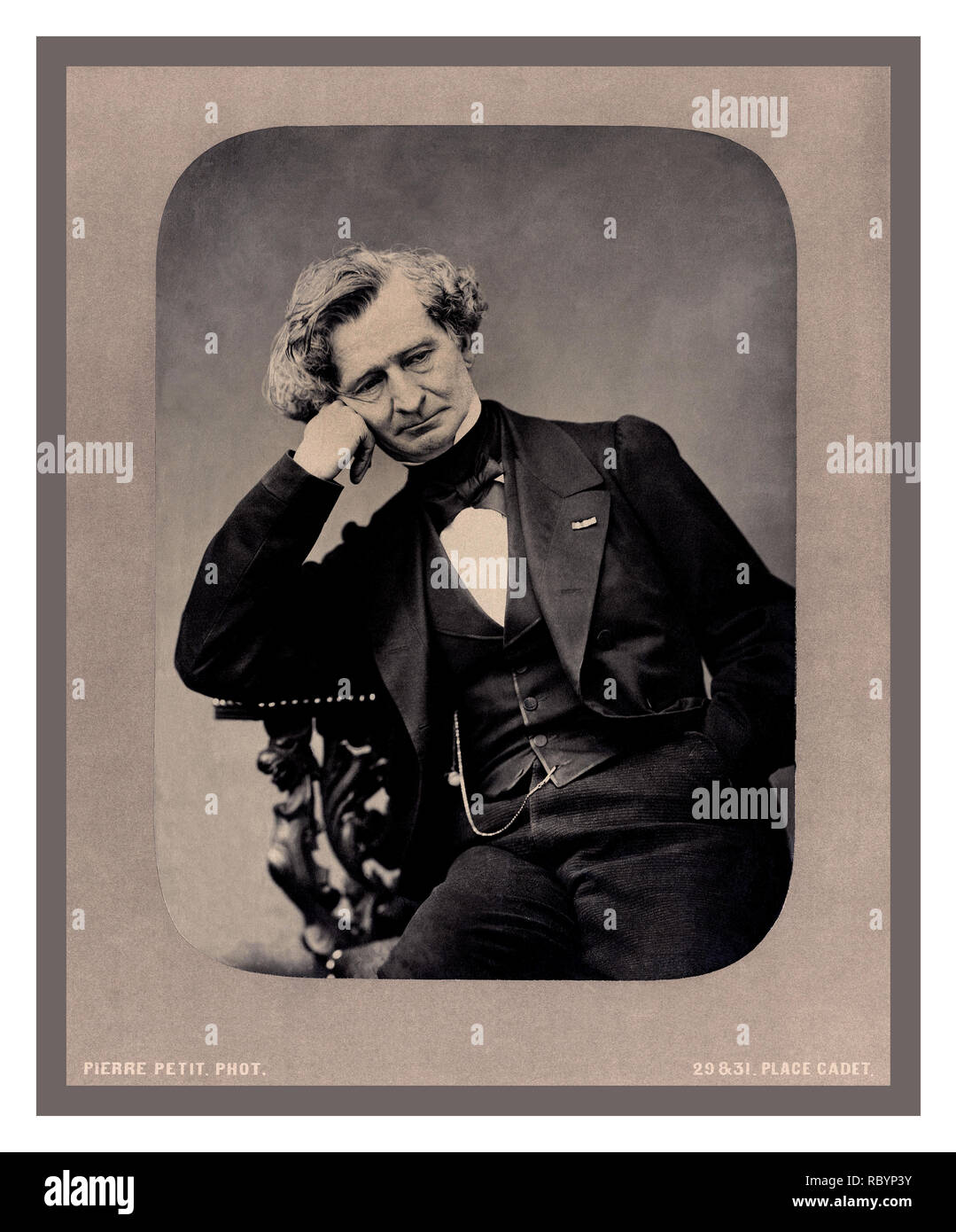 Der französische Komponist BERLIOZ Jahrgang 1863 Studio gestellt Portrait von Louis-Hector Berlioz von Pierre Petit, Cadet Paris Frankreich vom 11. Dezember 1803 - 8. März 1869) Er ein Französischer romantischer Komponist war. Seine Ausgabe enthält Werke für Orchester wie die Symphonie fantastique und Harold in Italien, Chor Stücke einschließlich der Requiem und L'enfance du Christ, seine drei Opern Benvenuto Cellini, Les Troyens und Béatrice et Bénédict, Werke der hybriden Genres wie die "dramatische Sinfonie "Roméo et Juliette" und die "dramatische Legende "La Damnation de Faust. Stockfoto