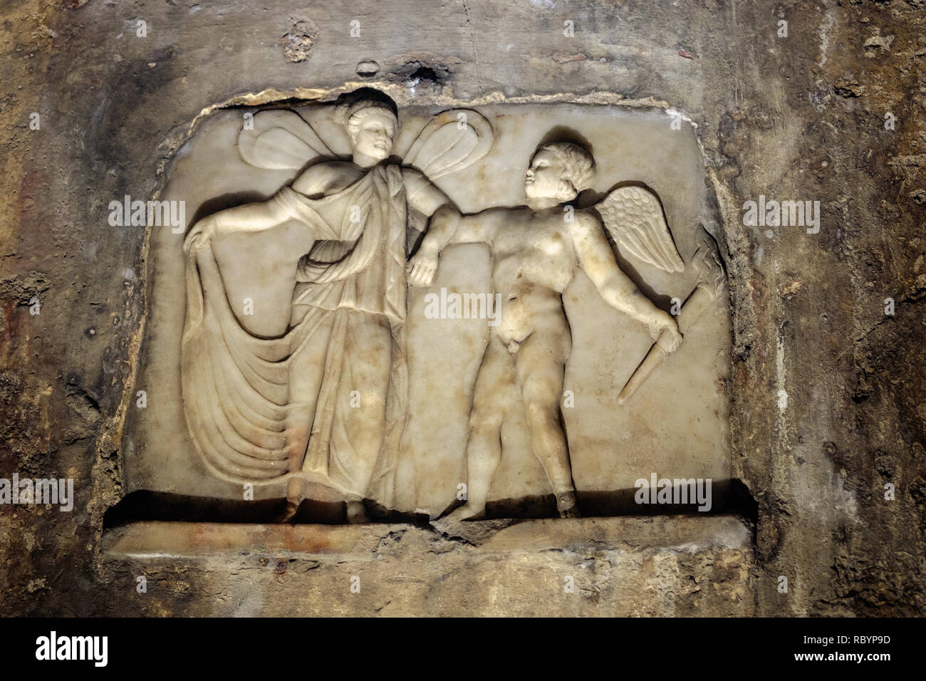 Das mithraeum von Capua geht zurück bis in die Antike und ist einer der wichtigsten. Auf seiner Attraktionen ist ein Flachrelief von Amor und Psyche. Stockfoto