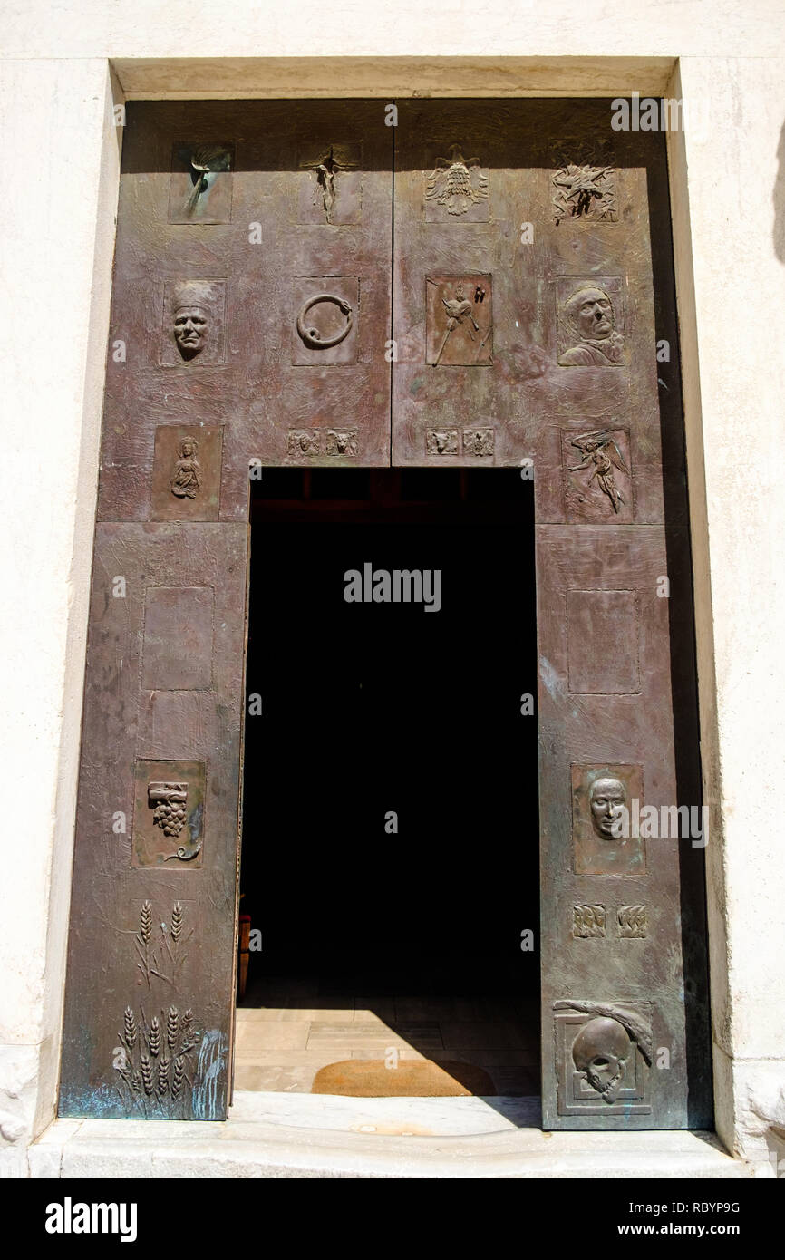 Der Eingang zur Kathedrale von Casertavecchia, einer romanischen Meisterwerk in der Region Kampanien, ist von einem massiven braune Tür mit Skulpturen. Stockfoto