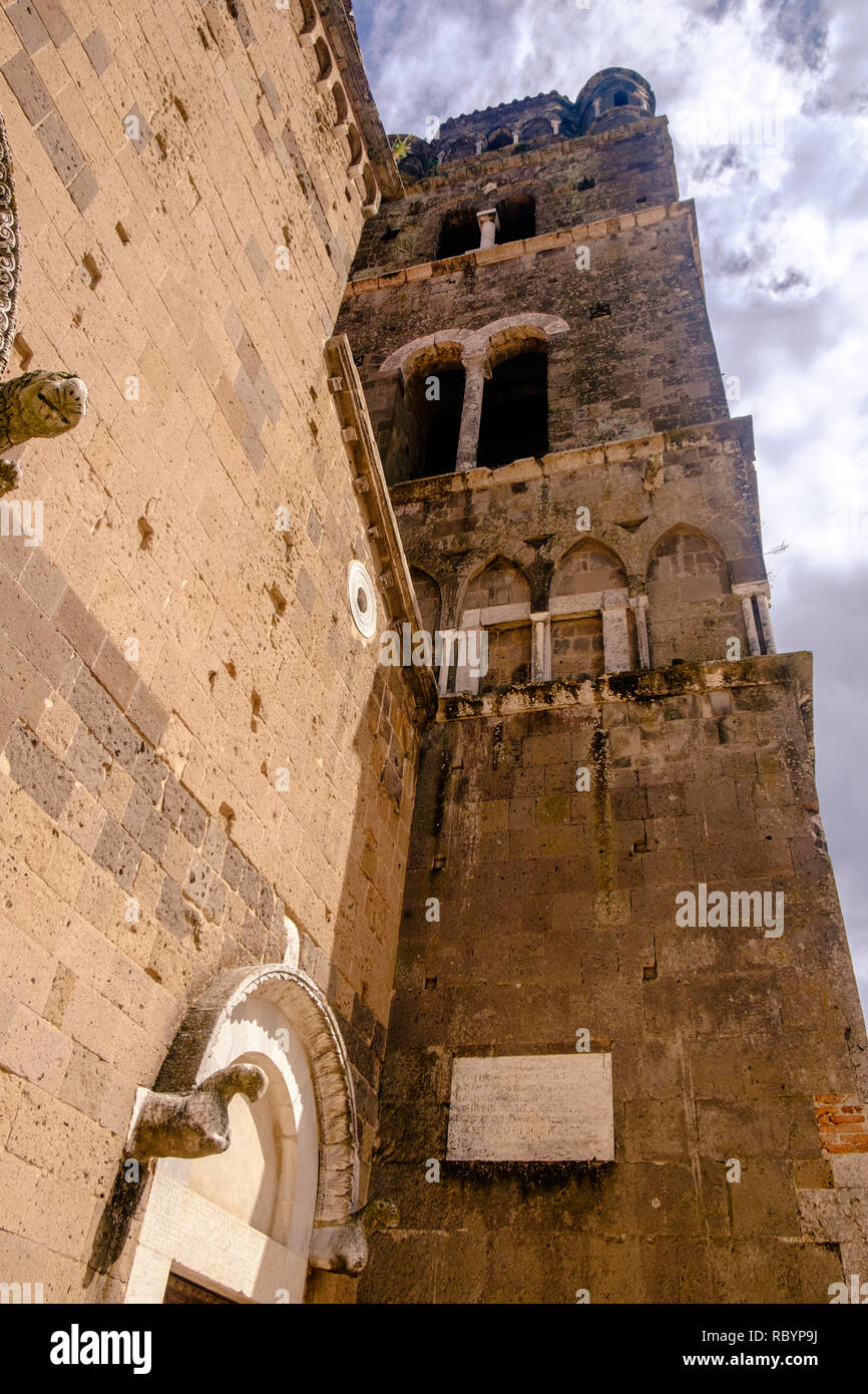 Das ist ein flacher Winkel Blick auf den Glockenturm der Kathedrale von Casertavecchia, einer romanischen Meisterwerk in der Region Kampanien. Stockfoto