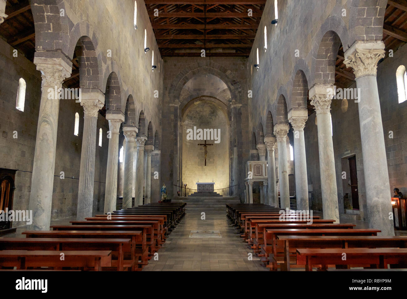 Die Kathedrale von Casertavecchia ist ein romanisches Meisterwerk in der Region Kampanien. Es hat wenig Deko und hat eine beeindruckende, mystischen Stil. Stockfoto