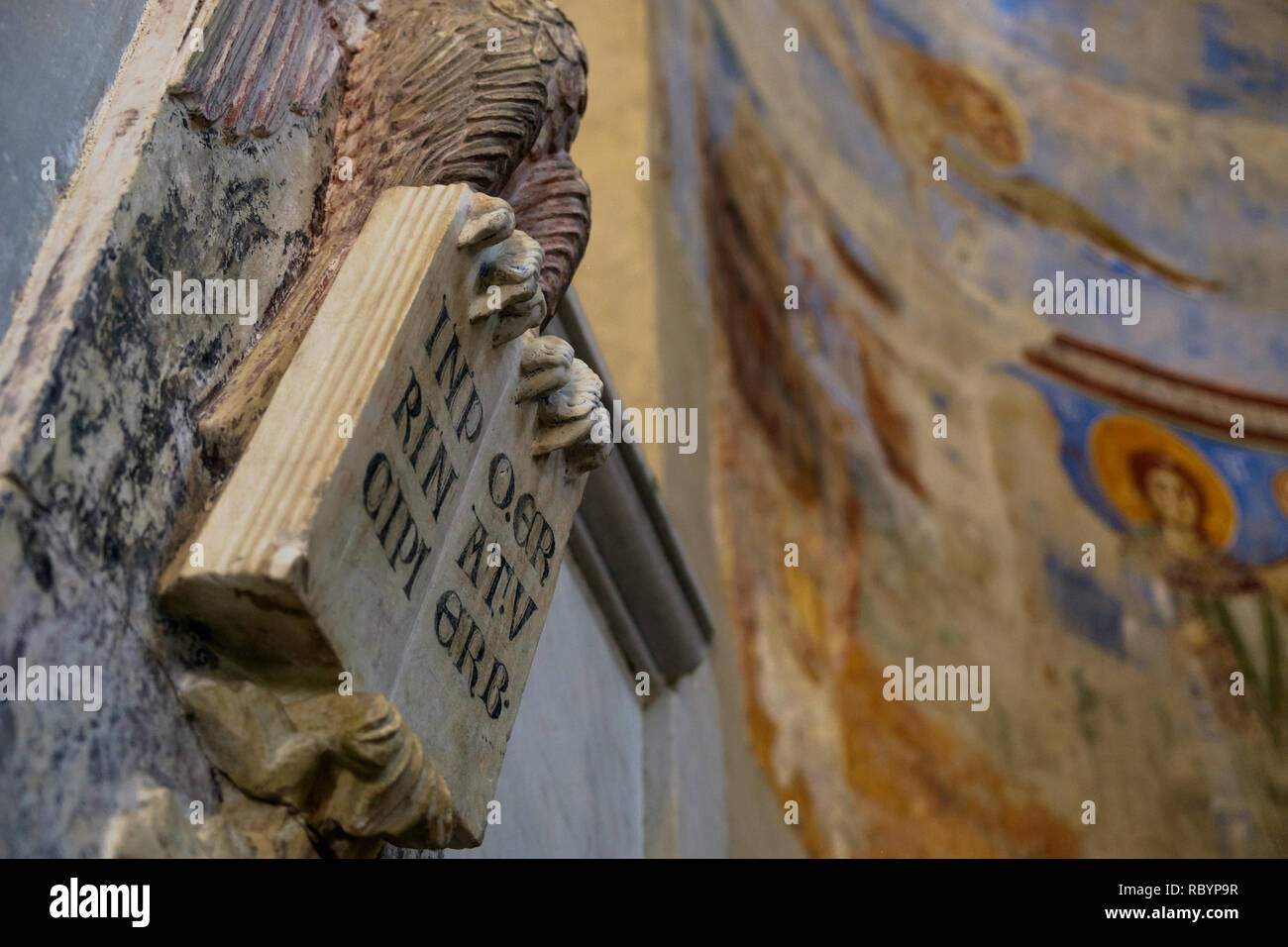 Die Basilika von Ant'Angelo in Die' ist von besonderem historischen Wert und im Namen von Fresken, Skulpturen wie diese einer aufgeschlagenen Bibel. Stockfoto