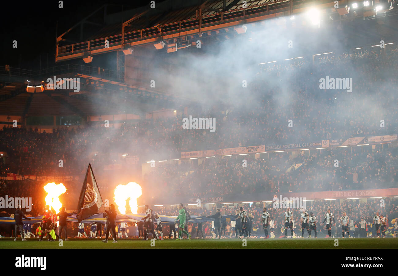 Eine allgemeine Ansicht von pre-match Pyrotechnik in der Premier League an der Stamford Bridge, London. Stockfoto