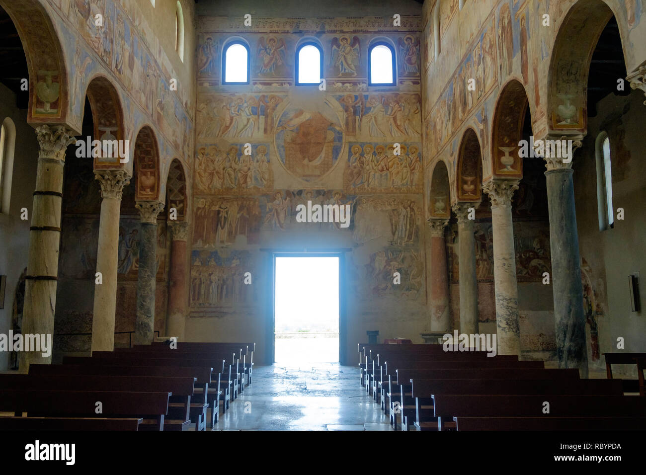 Die Basilika von Ant'Angelo in Die' ist von besonderem historischen Wert. Wenn außerhalb suchen, erhalten Sie diese beeindruckende Aussicht mit wertvollen Fresken. Stockfoto