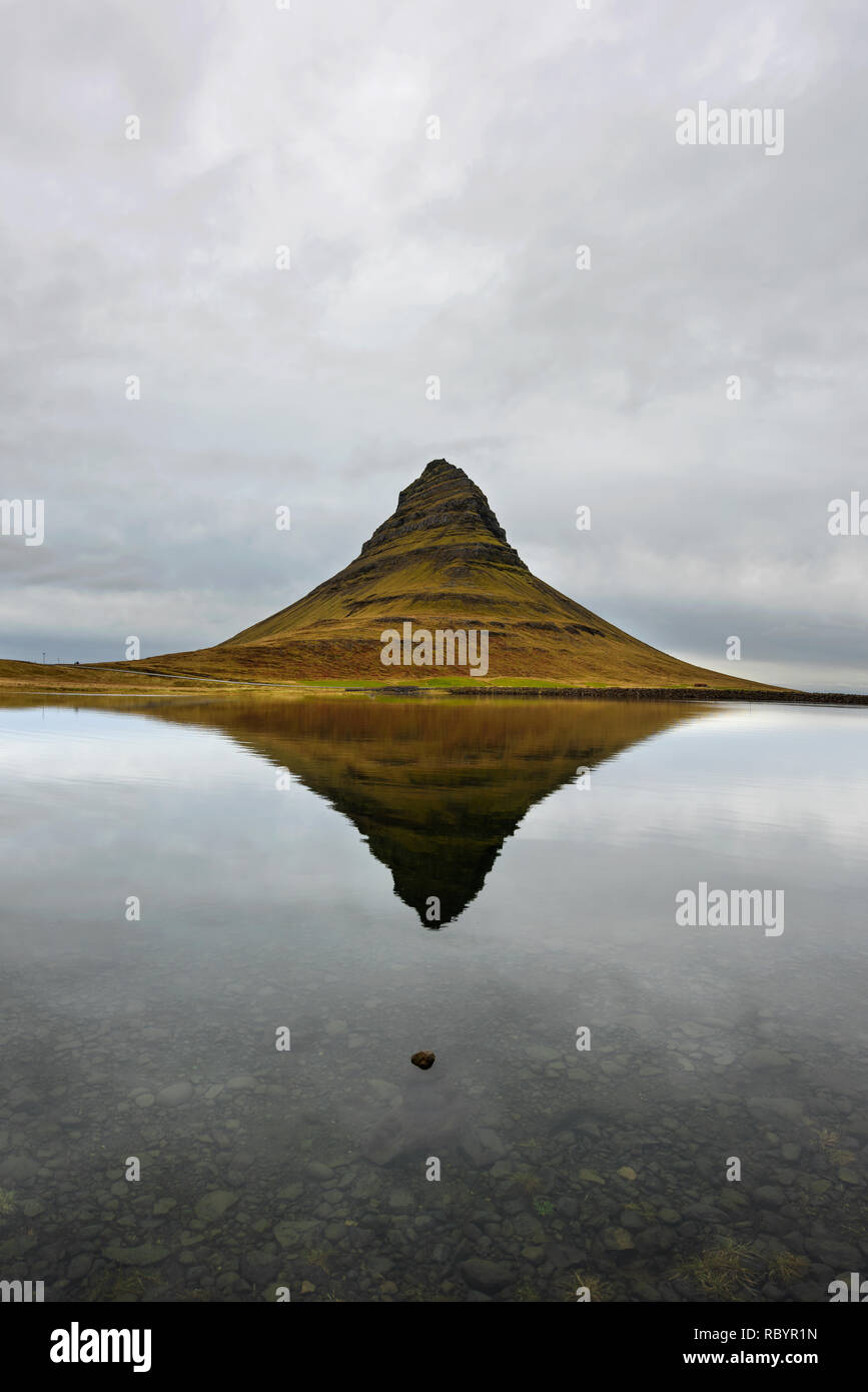 Landschaft mit Kirkjufell Berg im Hintergrund. Erstaunlich Spiegeleffekt auf der Nordküste von Island Snaefellsnes Halbinsel. Natürliche reisen Bestimmungen Stockfoto