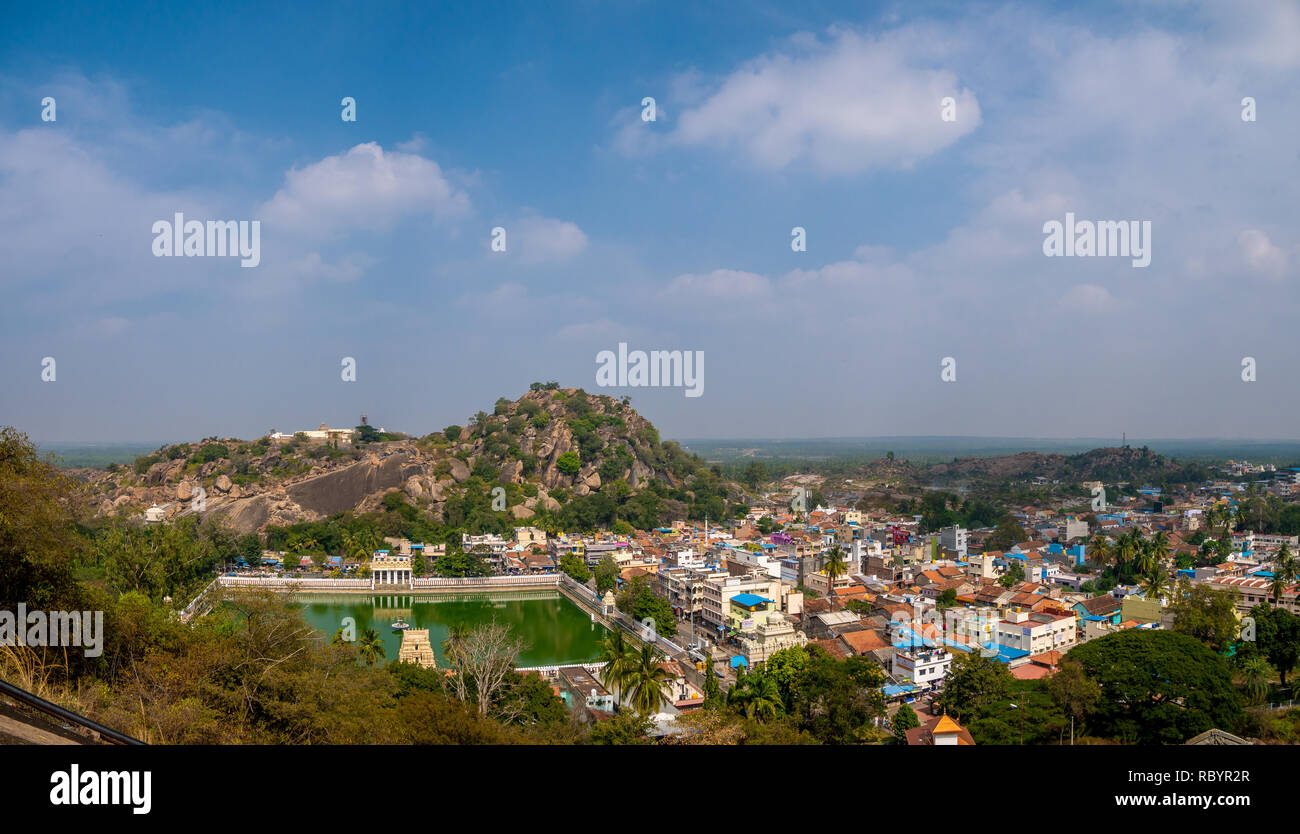 Shravanabelagola, Karnataka, Indien - Dezember 19, 2018: Querformat von Vindyagiri Hill & Kalyani aus Chandragiri Hügels von Shravanabelagola. Die Go Stockfoto