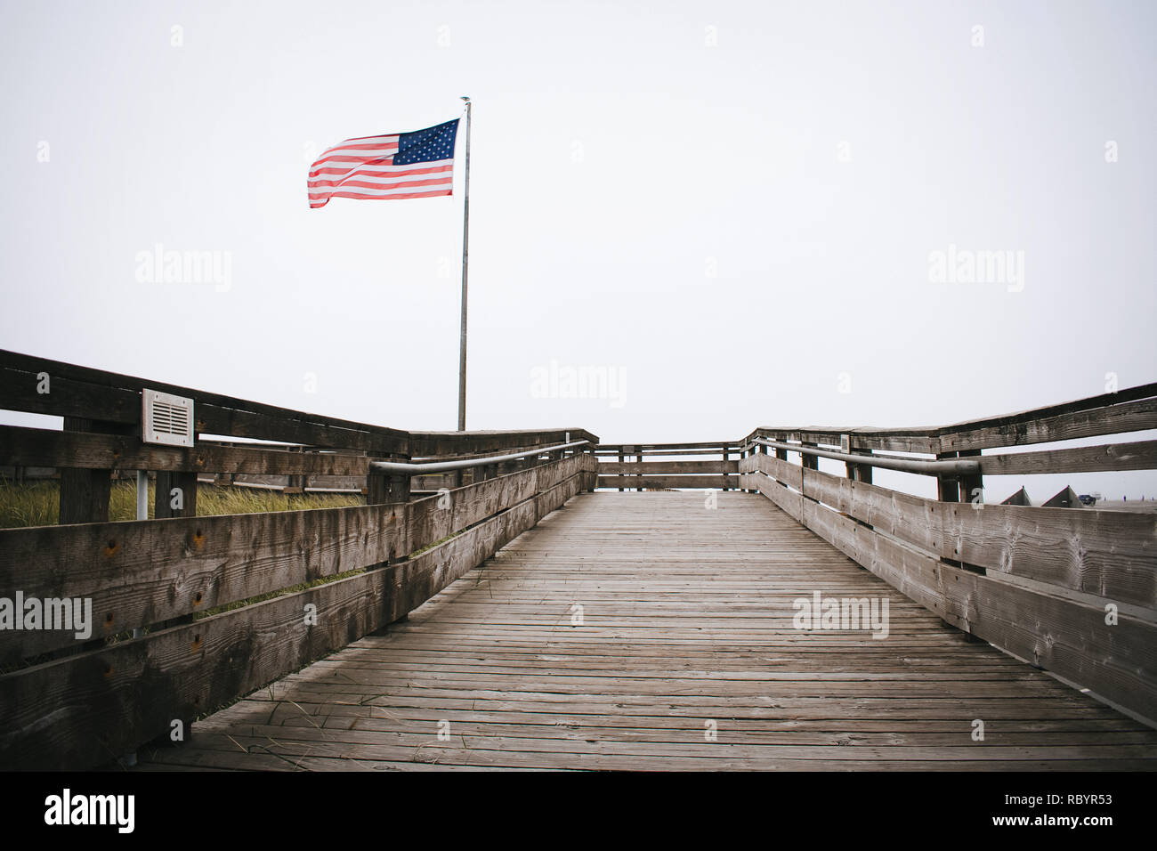 Flag auf einer Promenade in der Staat Washington direkt auf den Strand und das Meer, enthält auch eine Bike Trail für Meilen zu fahren. Stockfoto