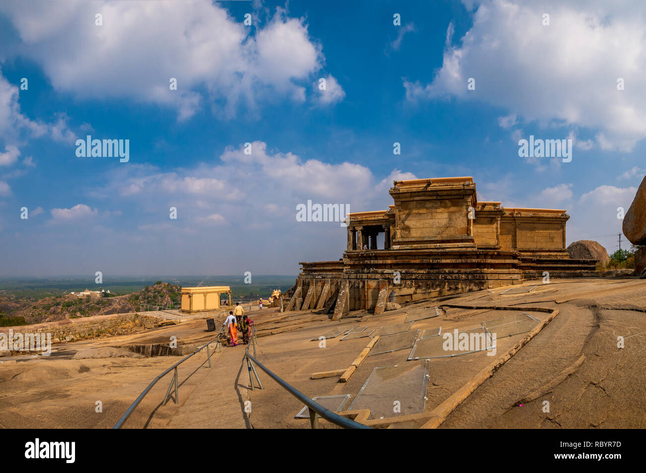 Shravanabelagola, Karnataka, Indien - Dezember 19, 2018: Querformat von Vindyagiri Hill & Kalyani aus Chandragiri Hügels von Shravanabelagola. Stockfoto