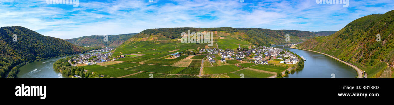 Luftaufnahme der Mosel Tal mit Weinbergen, die Mosel und die Dörfer Poltersdorf und Ellenz-Poltersdorf an einem Sommertag. Deutschland. Stockfoto