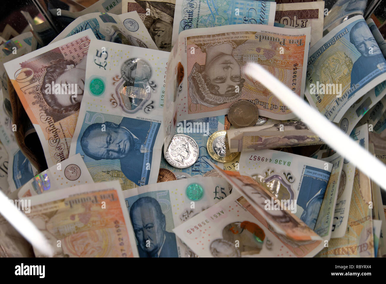 Ein Stapel britisches Sterling-Papier-Polymer-Geld Winston Churchill £5 Note Jane Austen £10 Queen E Banknotensammlung Box in London, Großbritannien, KATHY DEWITT Stockfoto