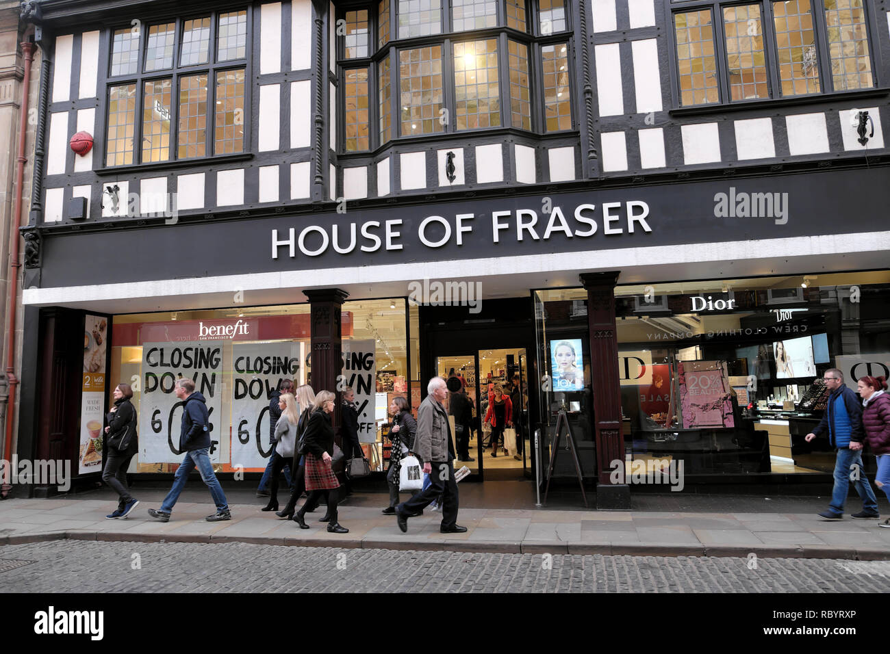 Fußgänger zu Fuß außerhalb House of Fraser Kaufhaus in Shrewsbury Schließung Verkauf Zeichen im Dezember Shropshire England Großbritannien 2018 KATHY DEWITT Stockfoto
