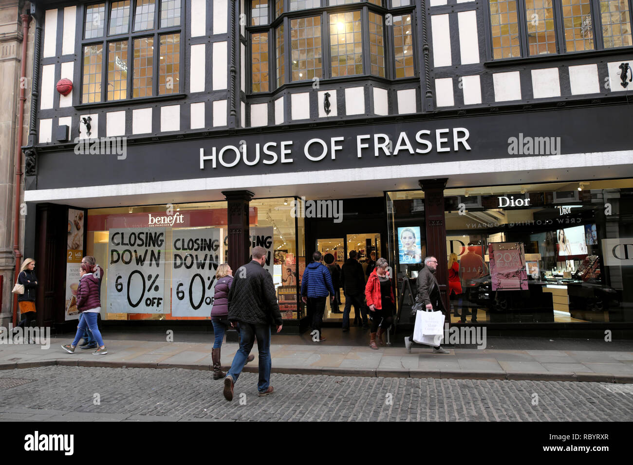 House of Fraser Store einkaufen Menschen, die am Eingang Shrewsbury Schließung Verkauf Zeichen im Dezember Shropshire 2018 England UK KATHY DE WITT Stockfoto