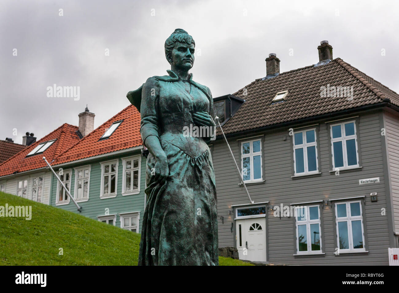 Bronzestatue von Amalie Skram, der bahnbrechende feministische Schriftstellerin, von Maja Refsum in Klosterhaugen, Nordnes, Bergen, Norwegen Stockfoto