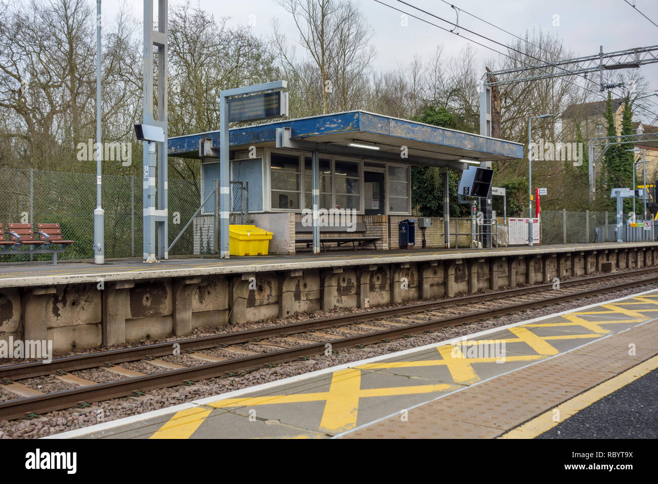 Sawbridgeworth Bahnhof Plattform und aufbauend auf den Zug nach London. Großbritannien Stockfoto