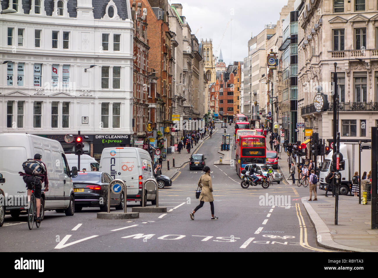 Menschen auf Ludgate Hill mit Blick in Richtung Ludgate Circus und Fleet Street, London, UK Stockfoto