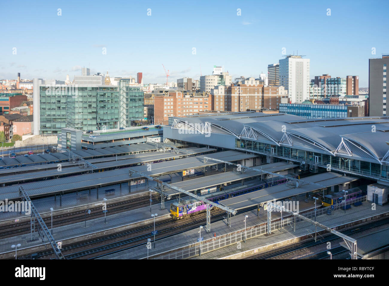 Bahnhof Leeds und Plattformen von oben betrachtet und die Skyline der Stadt, Leeds, West Yorkshire, UK Stockfoto