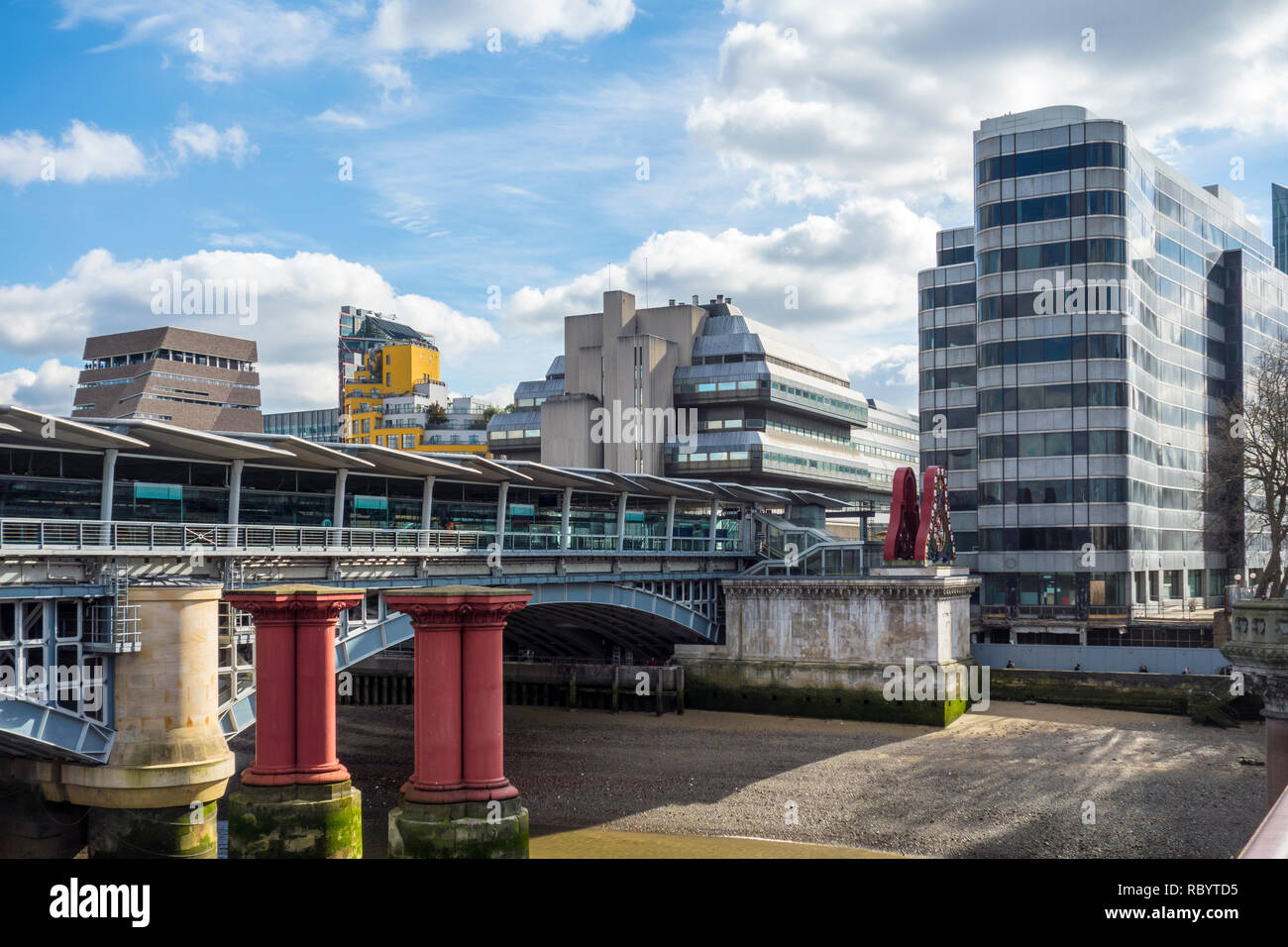 Blackfriars Railway Bridge, Reste der alten Brücke, mit Sampson Haus (Mitte) und Ludgate House (rechts), London, UK Stockfoto