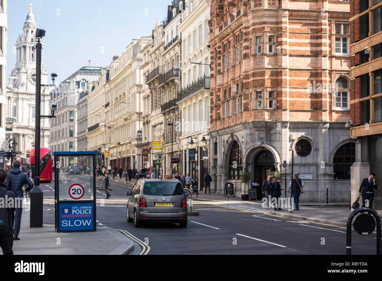 Menschen zu Fuß entlang Ludgate Hill, London, UK Stockfoto