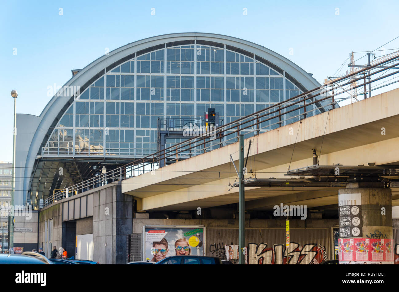 Arch Bau der Bahnhof Alexanderplatz, Berlin, Deutschland Stockfoto