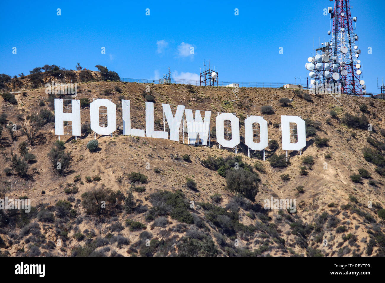 Der Hollywood Sign (ehemals Hollywoodland Zeichen) ist ein US-amerikanischer Sehenswürdigkeiten und kulturelle Ikone mit Blick auf Hollywood, Los Angeles, Kalifornien Stockfoto