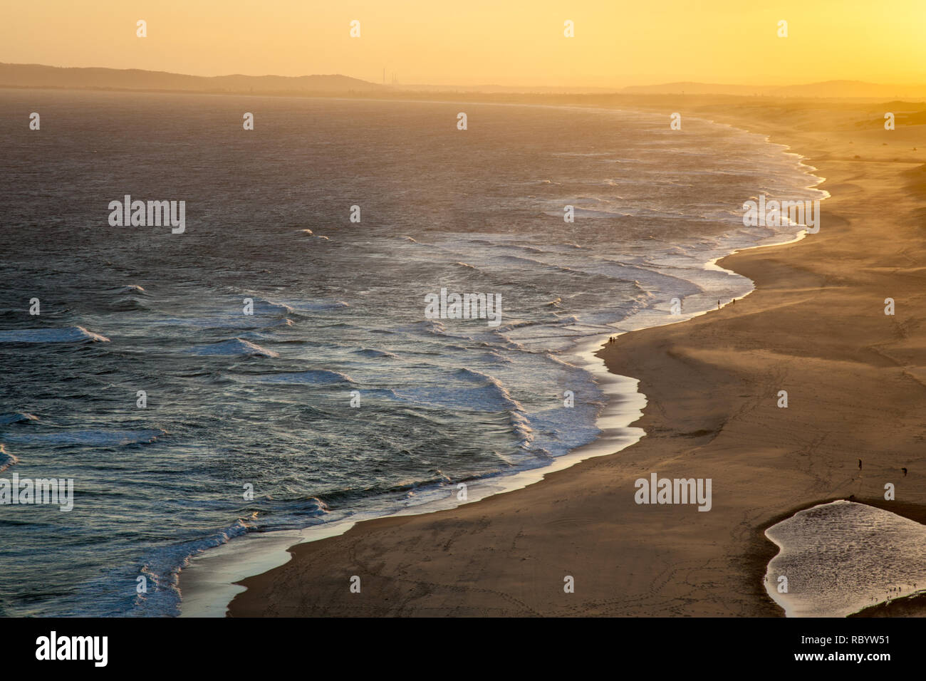 Sonnenuntergang über die Wellen bei Red Head Beach - Newcastle, Australien Stockfoto