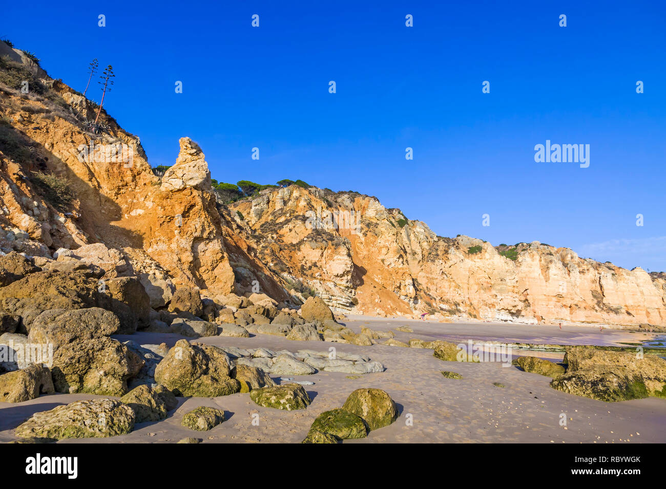 Praia do Porto de Mos, Long Beach in Lagos, Algarve, Portugal. Schönen goldenen Strand, der von beeindruckenden Felsformationen umgeben. Ist ein Favorit Stockfoto