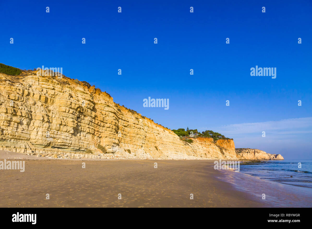 Praia do Porto de Mos, Long Beach in Lagos, Algarve, Portugal. Schönen goldenen Strand, der von beeindruckenden Felsformationen umgeben. Ist ein Favorit Stockfoto