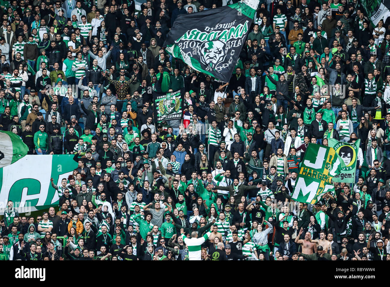 Sporting CP Unterstützer in Aktion während der Liga Nrn. 2018/19 Fußballspiel zwischen Sporting CP gesehen vs FC Porto. (Endstand: Sporting CP 0 - 0 FC Porto) Stockfoto